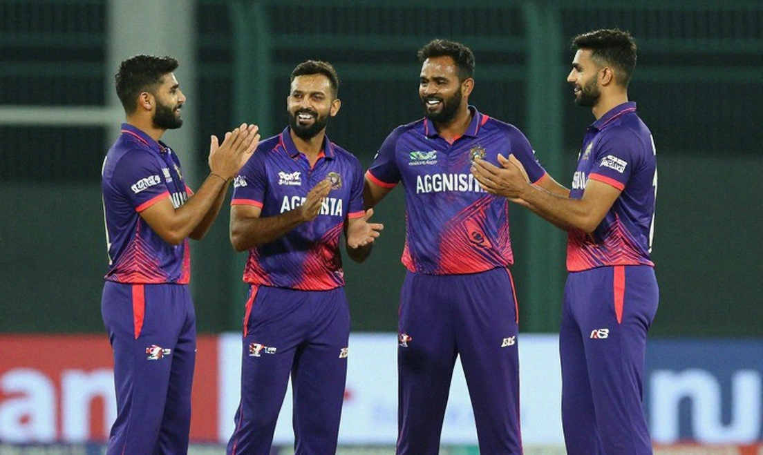 ছয় উইকেট আর একটি ফিফটি: পাকিস্তানের যে শূন্যস্থান আরাফাত মিনহাস ভরছেন